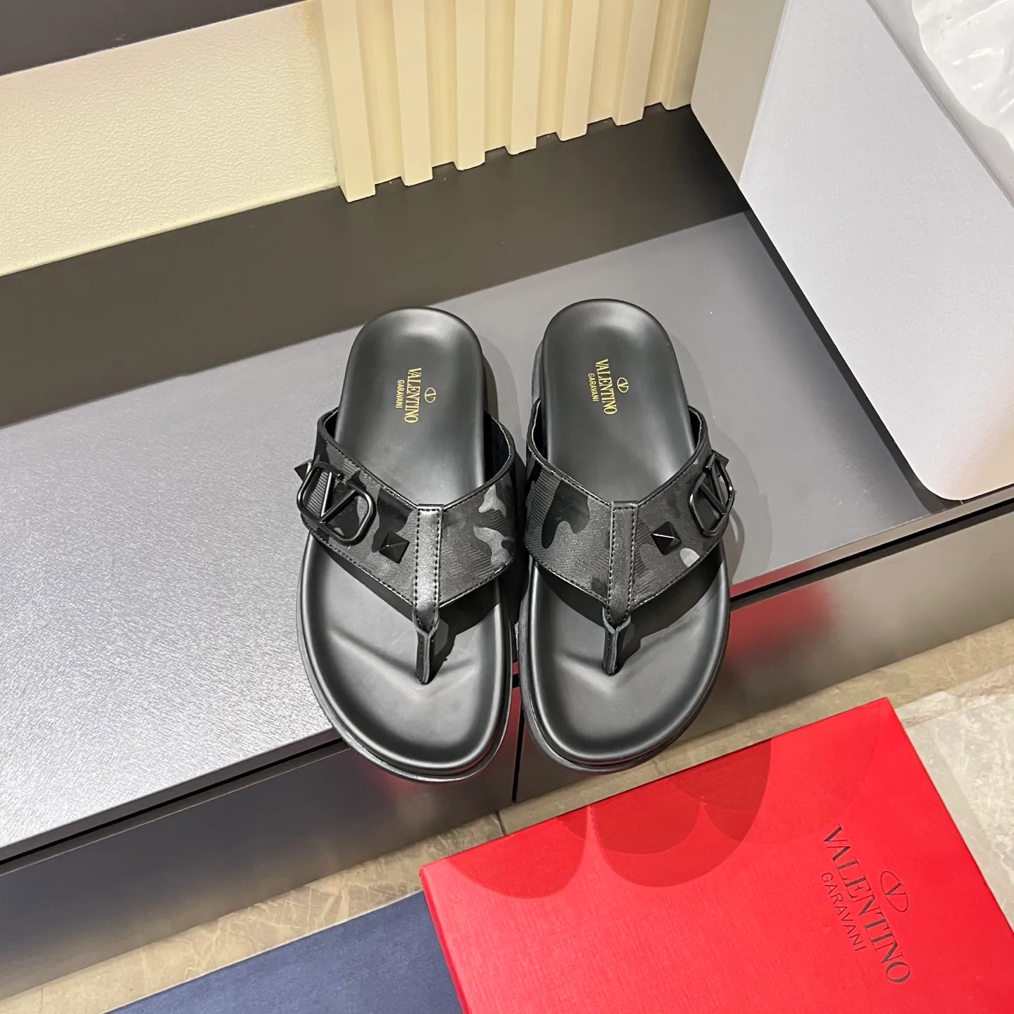 p300《VALENTINO》Warren Men🧍‍♂️Spring and Summer New Style. Cowhide logo flat slippers, elegant sandals, the same style worn by celebrities, original molding, imported calfskin. Rubber outsole. Soft and durable, full set of counter packaging, 38-44!